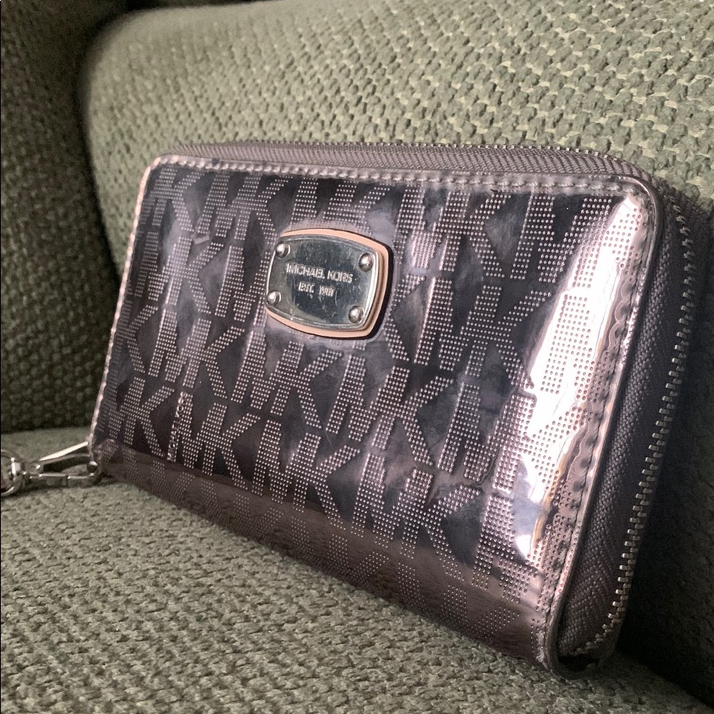 Michael Kors Metallic wristlet